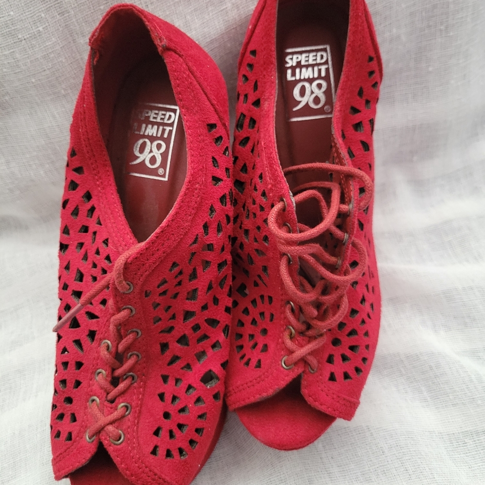 Red Platforms - Picture 2 of 4